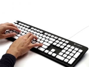 Manos presionando teclas en teclado