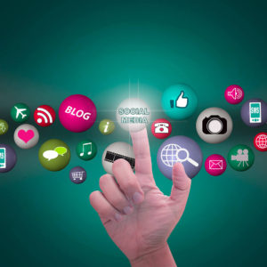 Foto de una mano interactuando con logos de redes sociales
