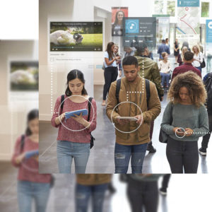Tres jóvenes en la calle accediendo a redes sociales a través de sus móviles y tablets