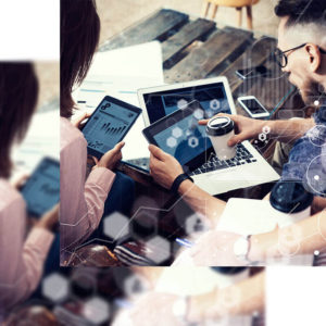 Dos informáticos haciendo un análisis SEO en varios dispositivos a la vez
