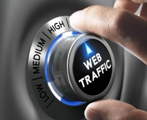 Una mano manipulando un botón de tráfico web en representación del posicionamiento web